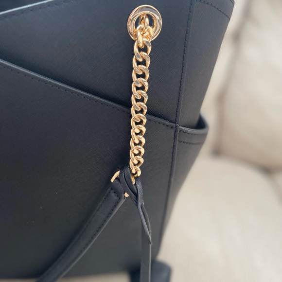 Beautiful Black and Gold Bag and wallet Bundle by Michael Kors - Picture 5 of 10